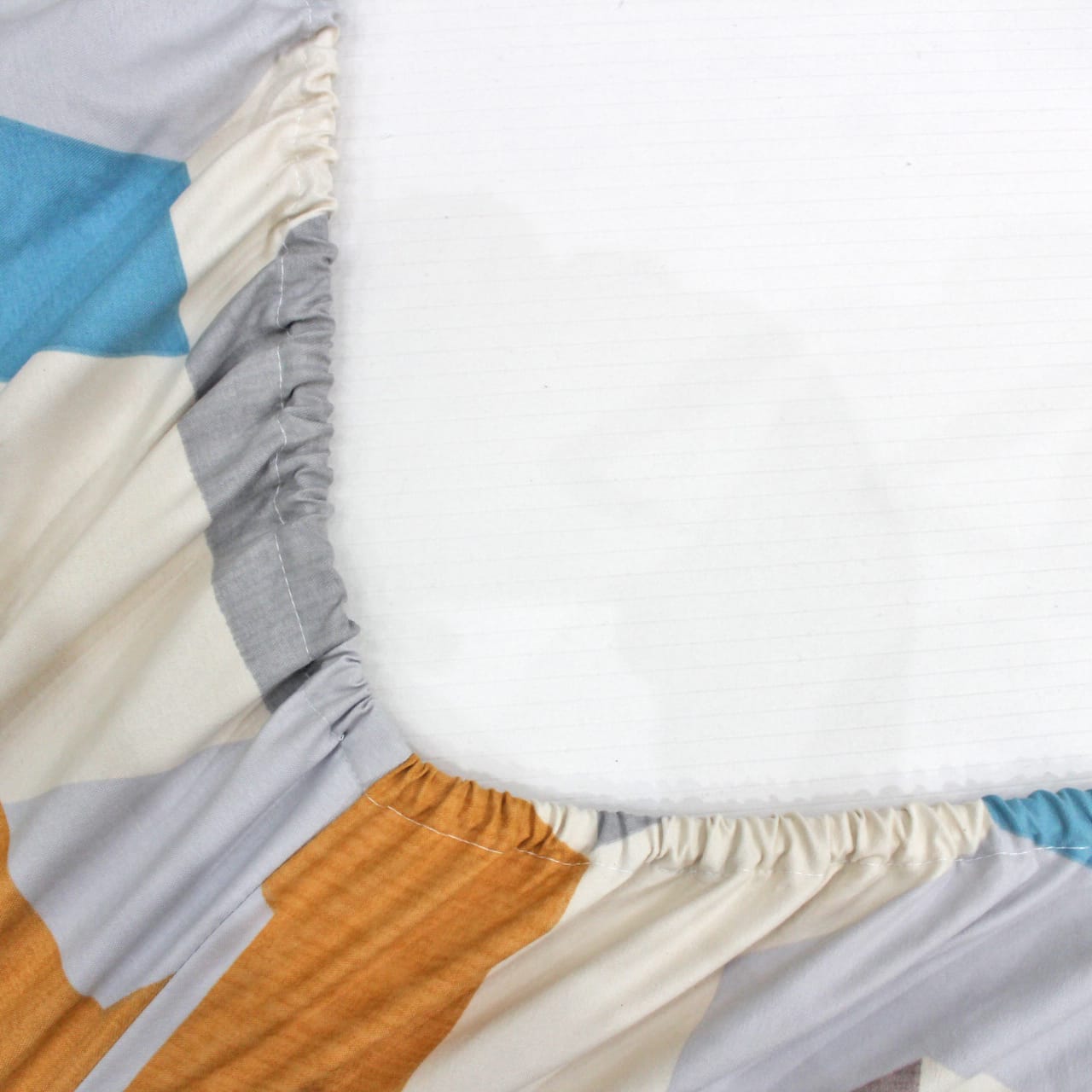 Cotton Geometrical Print 210 TC King Size Fitted Bedsheet In Multicolor