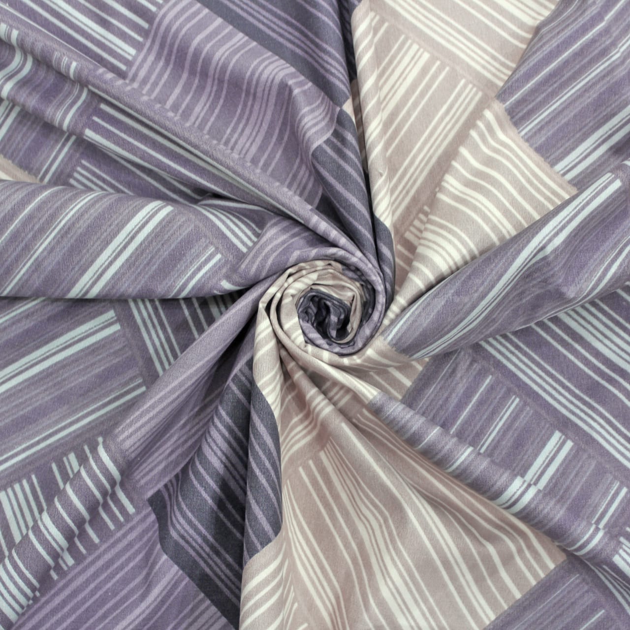 fitted bedsheets set with a geometric pattern in purple 