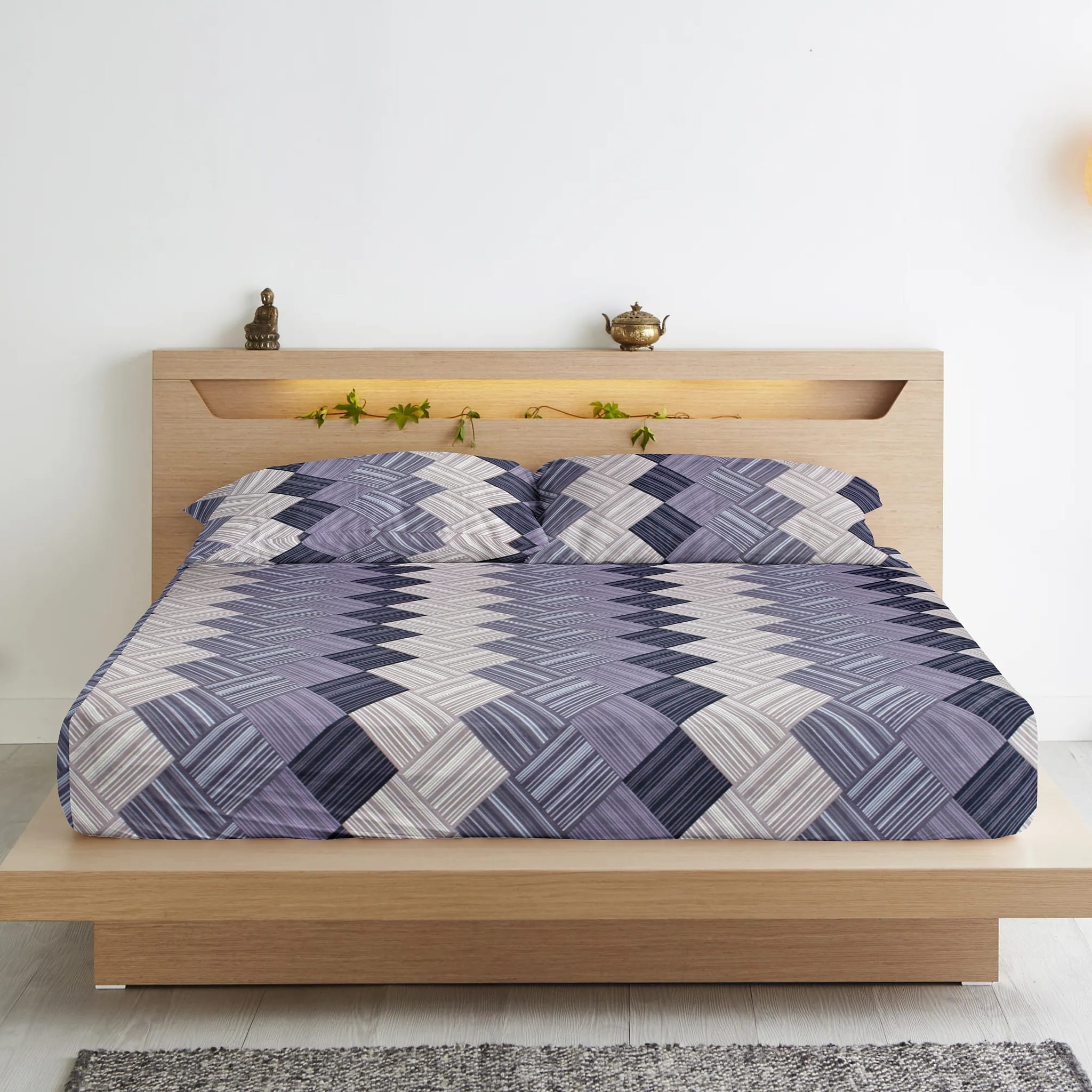 fitted bedsheets set with a geometric pattern in purple elastic fit  