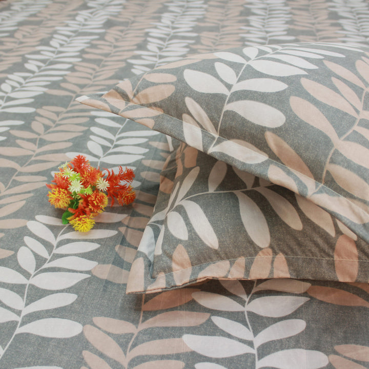 Damask 210 TC cotton fitted bedsheet with pillow covers 
