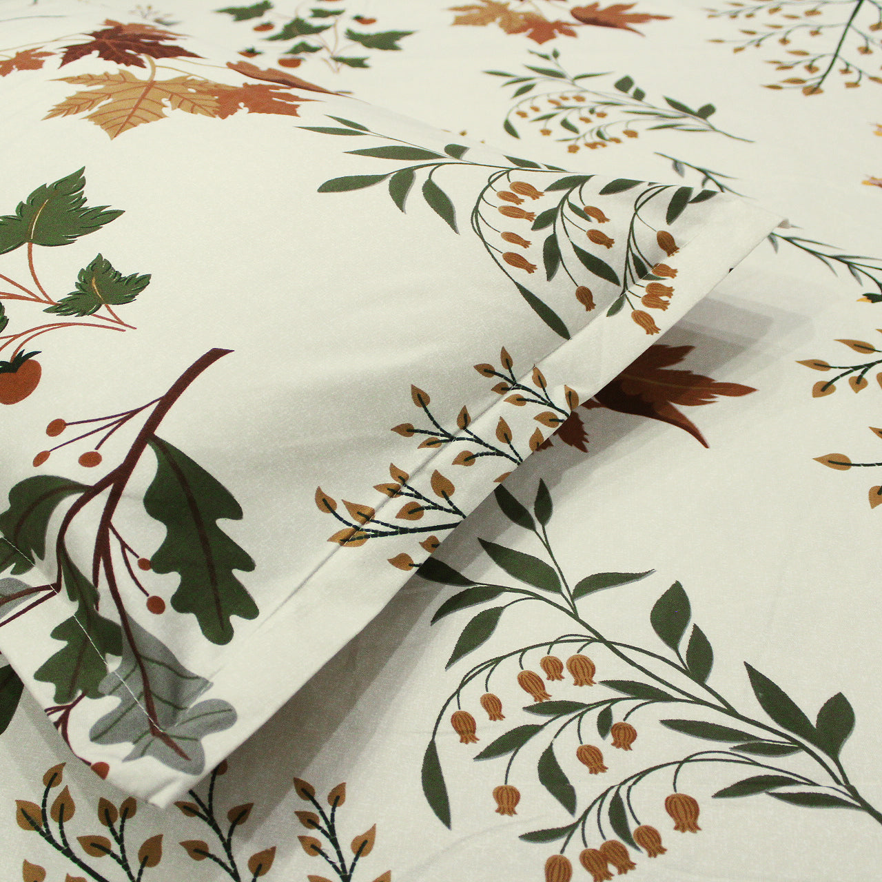 Close Up Floral 210 TC Cotton Bedsheet Set with Matching Pillow Covers