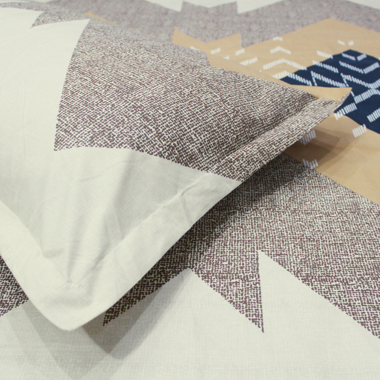 Geometrical 210 TC Fitted Bedsheet with Pillow Covers - Multicolor
