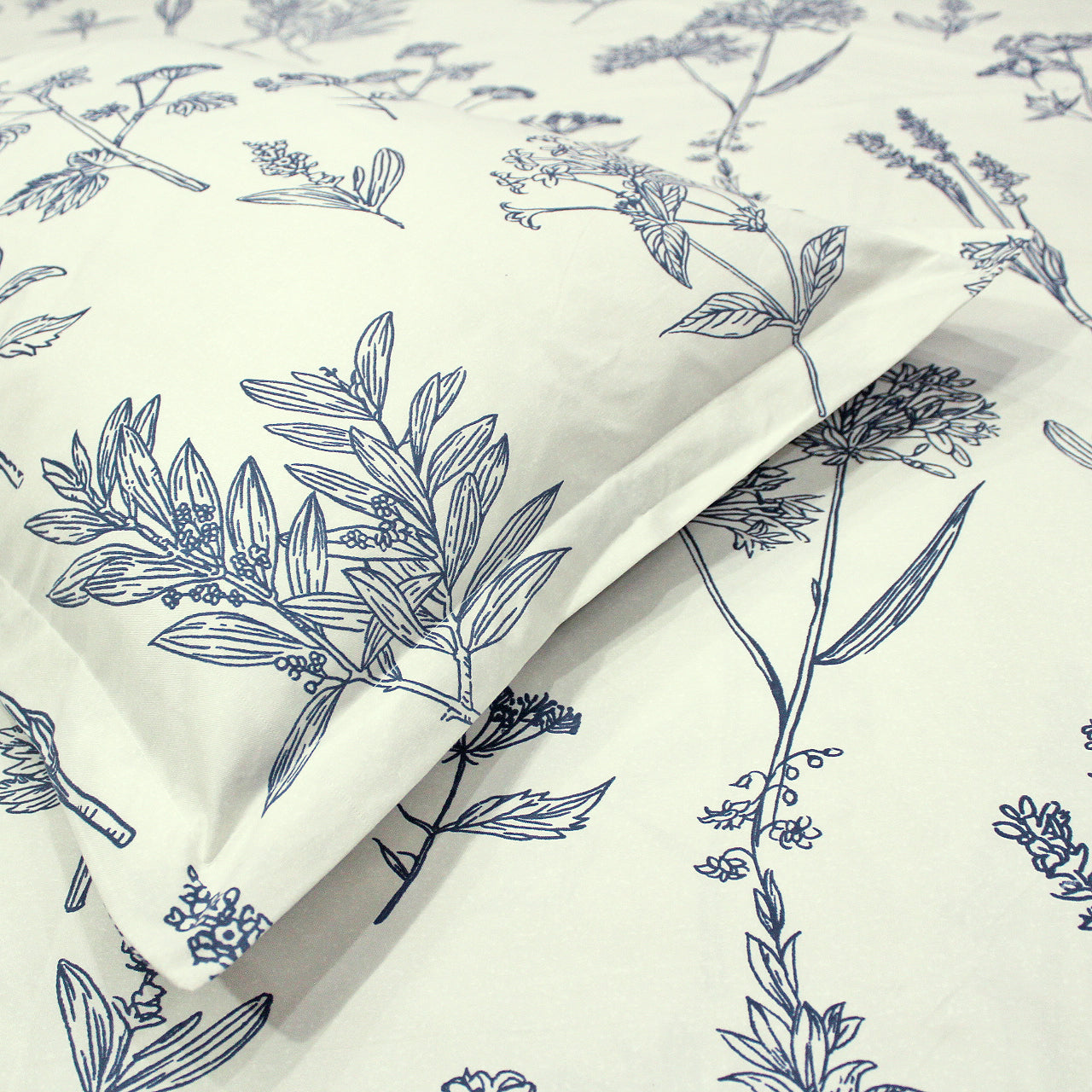 floral 210 TC flat bedsheet set with matching pillow covers