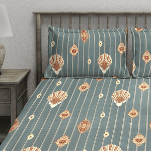 Close Up  fitted bedsheet with pillow covers 