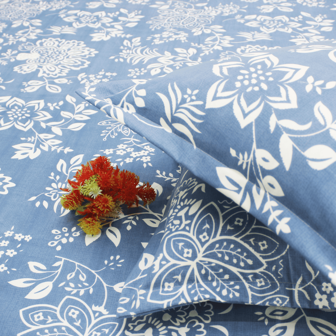 Close-up Floral Cotton Flat Bedsheet with Pillow Covers 