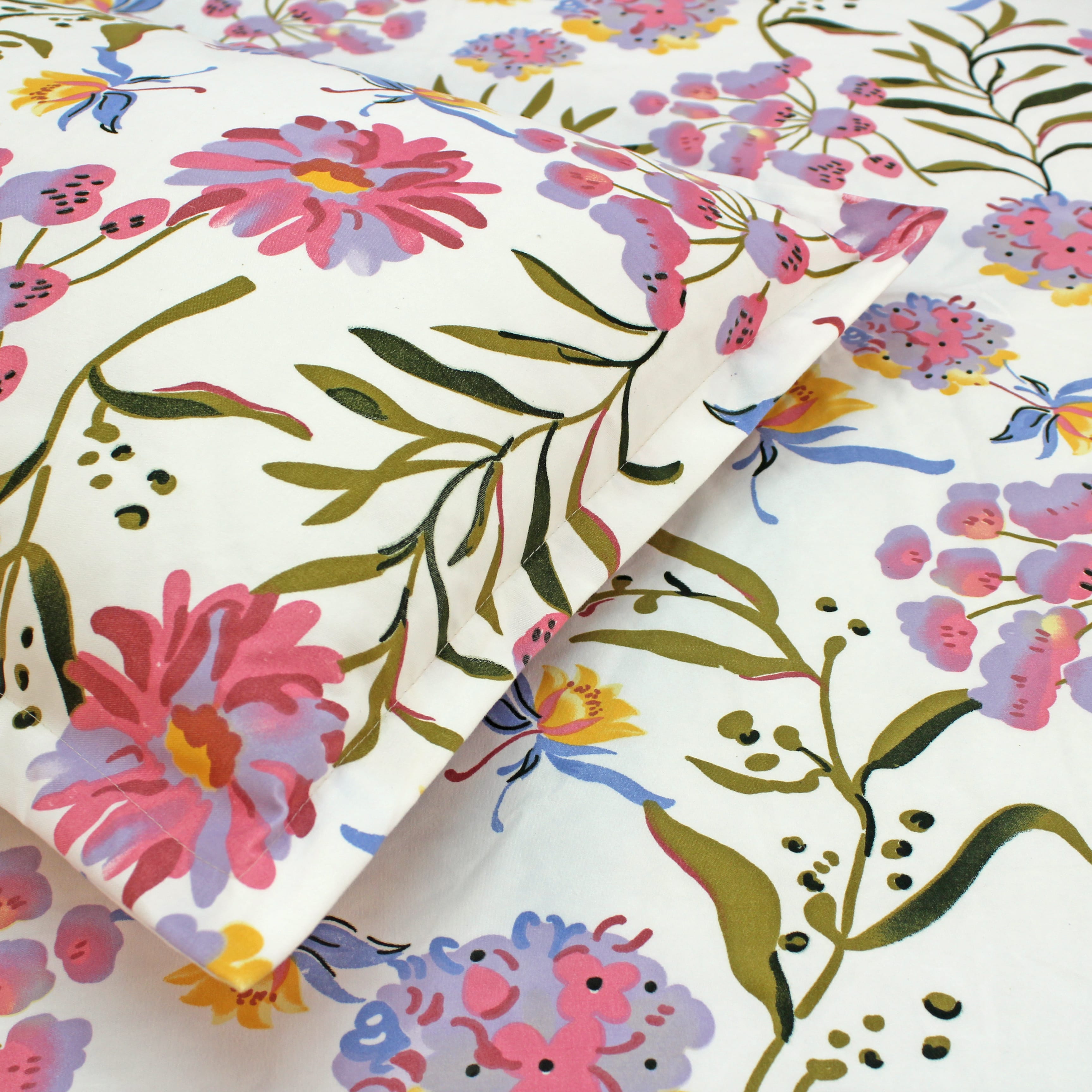 Close up Floral 210 TC Fitted bedsheet with Pillow Covers - Magenta