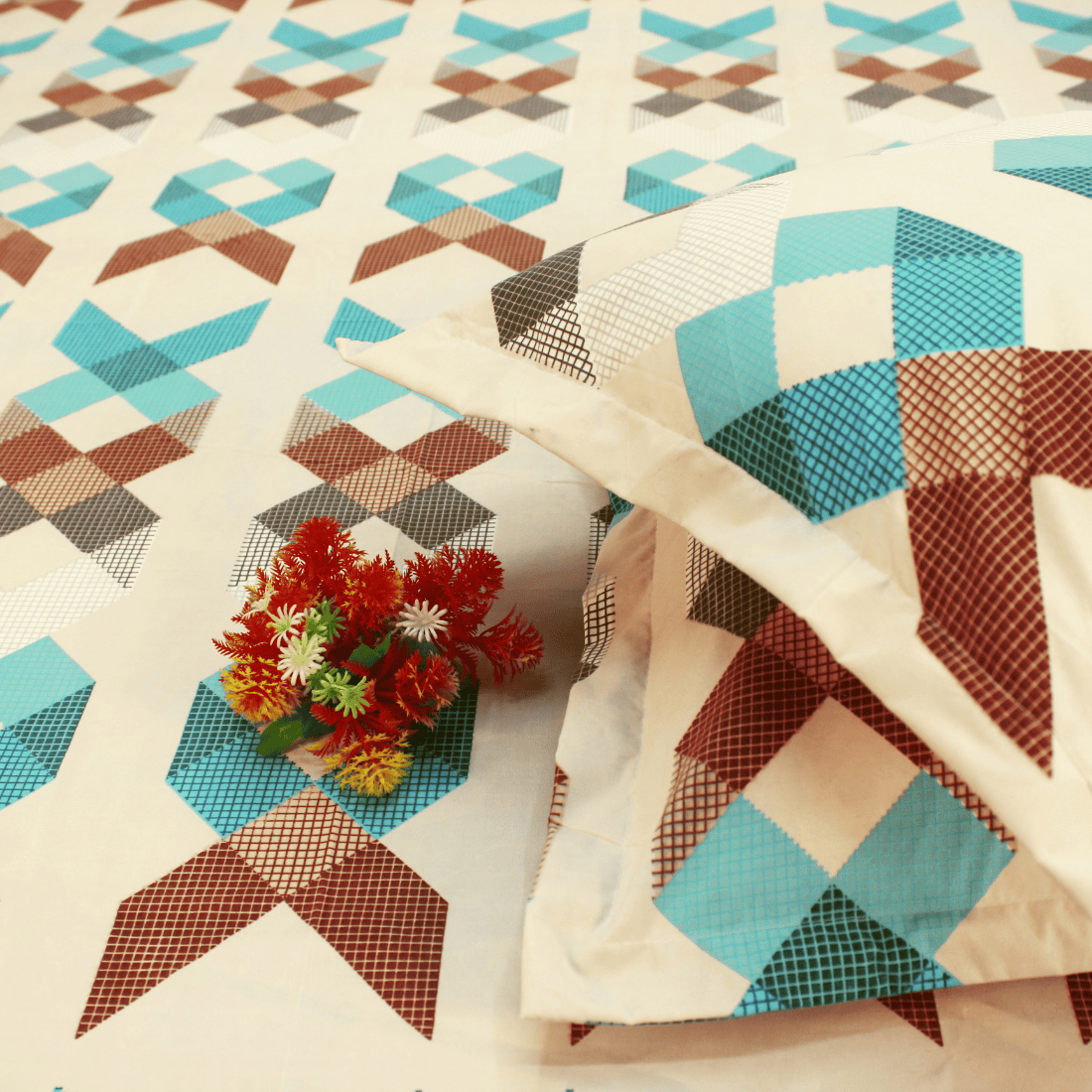 Geometrical Fitted Bedsheet With Pillow Covers Design