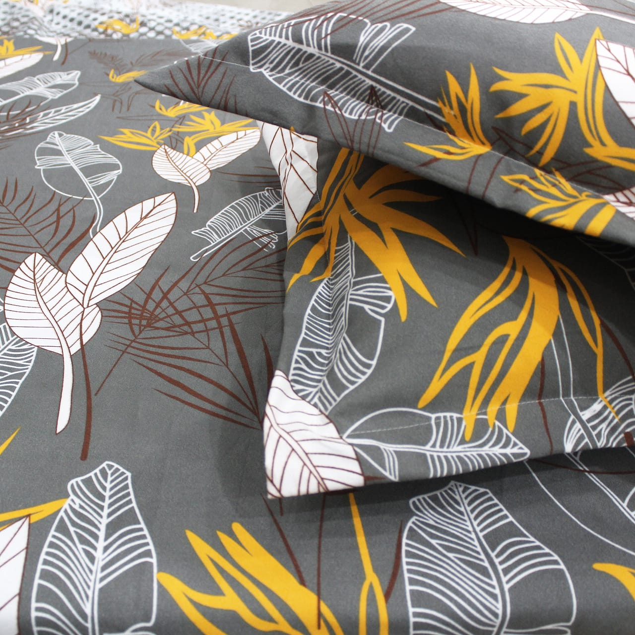 Cotton floral print 210 TC king size fitted bedsheet in grey at best prices 