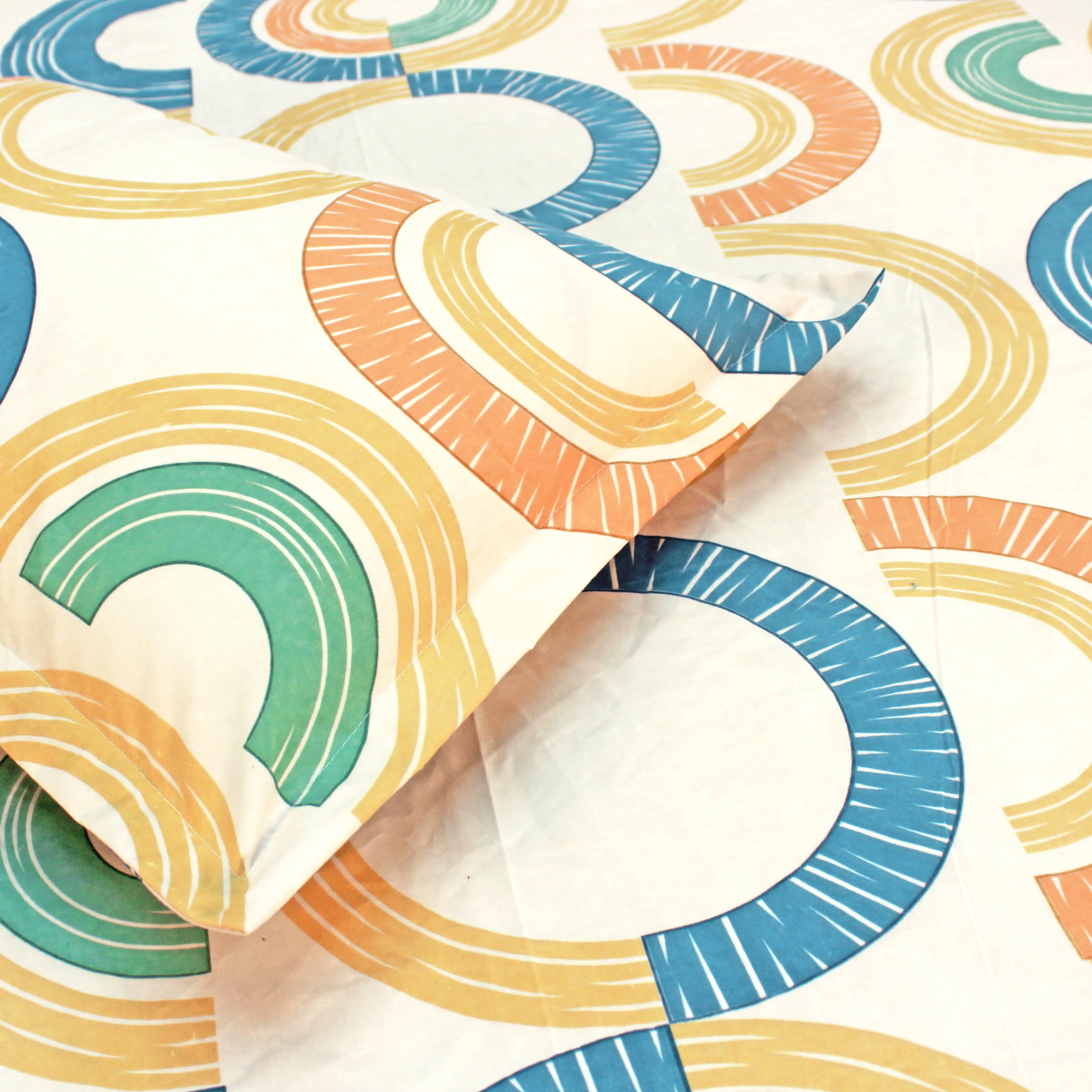 Geometrical bedsheet with pillow covers 
