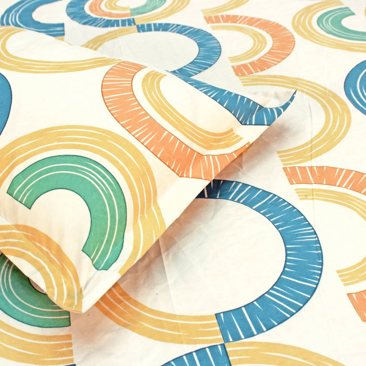 Geometrical bedsheet with pillow covers 
