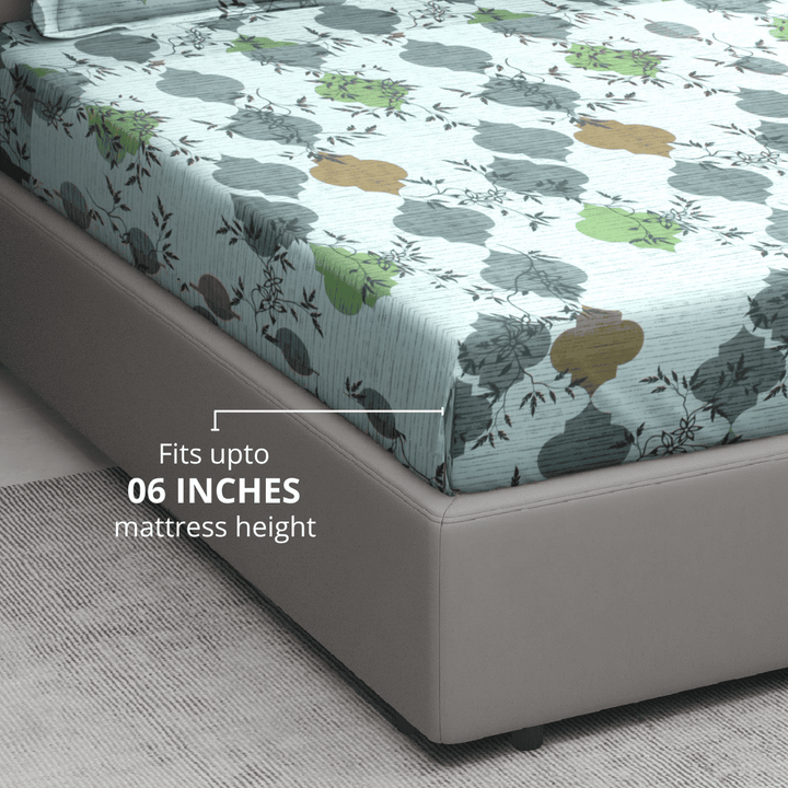 Multicolor geometric bedsheet fitted on a bed