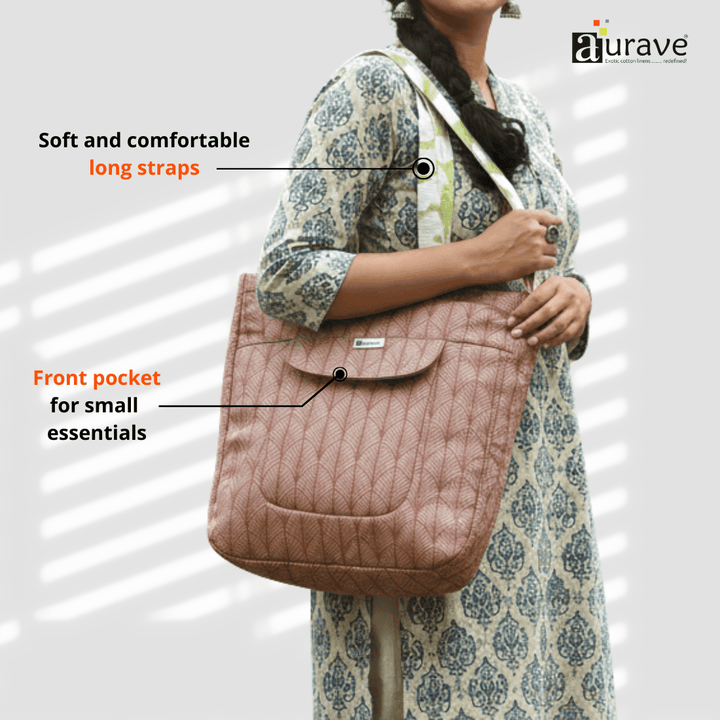 Woman holding a Shopper/Tote Bag Magenta