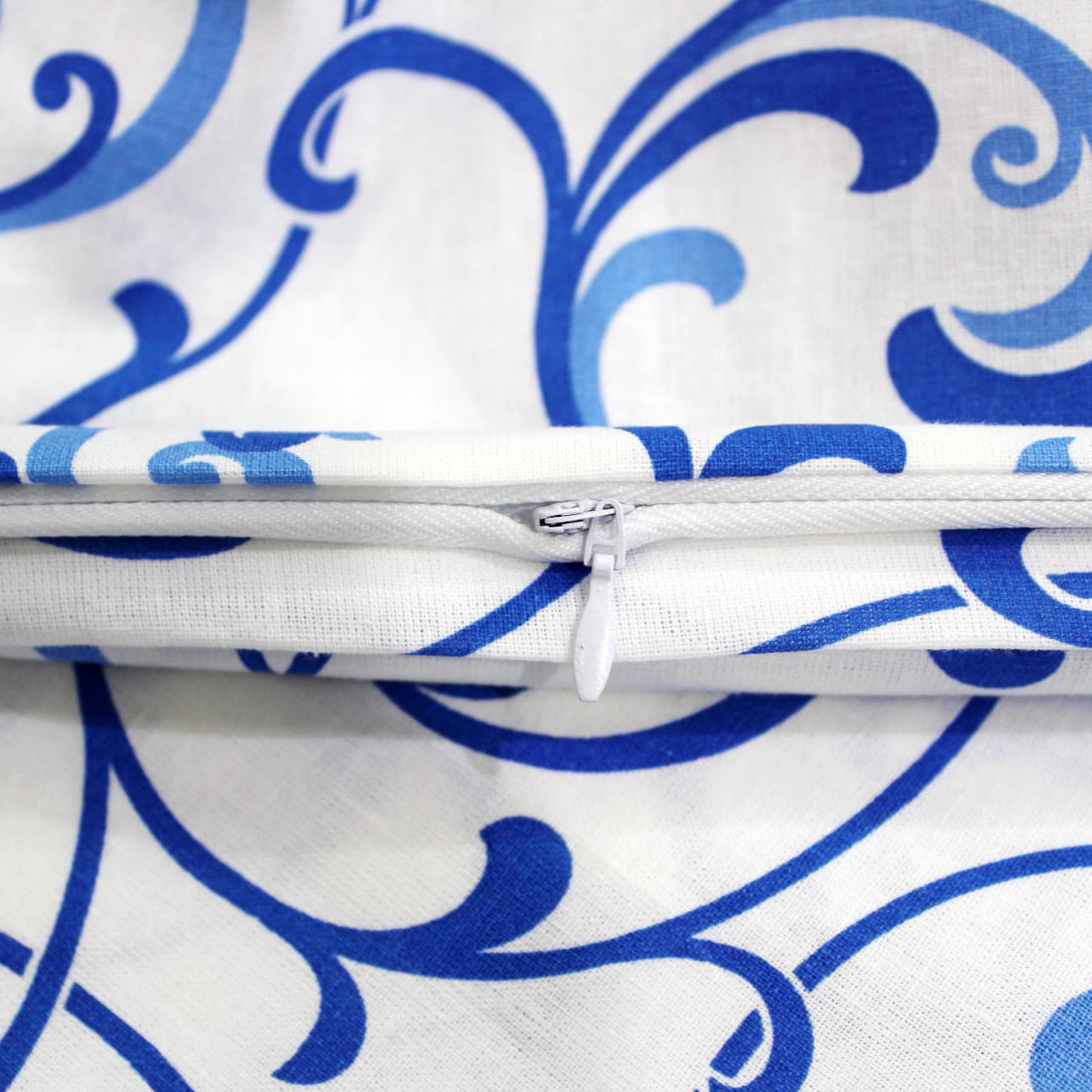 Close-up of zipper closure Printed Cotton 144 TC Duvet Cover - Blue