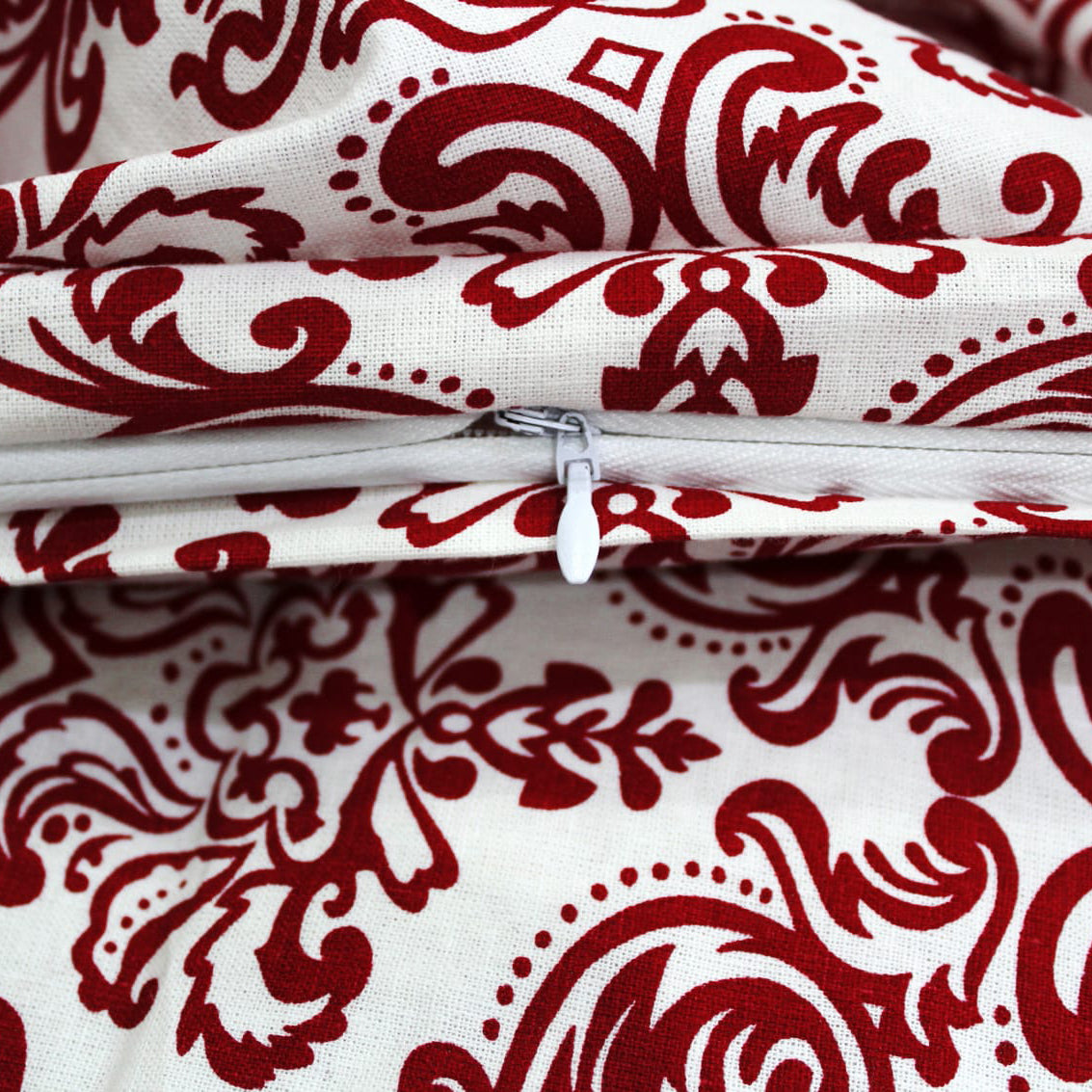 Close-up of zipper closure Printed Cotton 144 TC Duvet Cover - Maroon