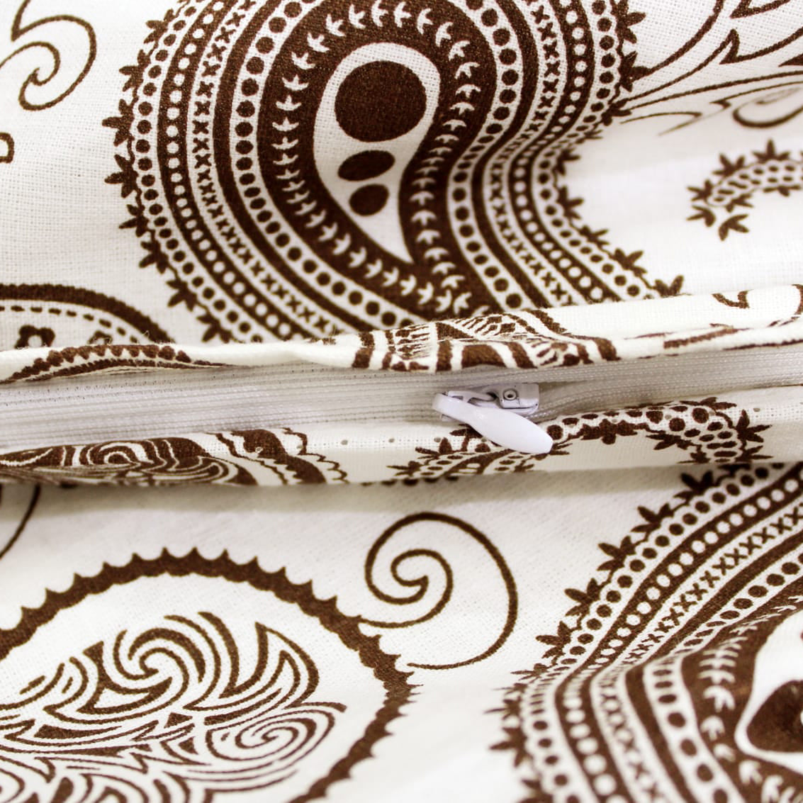 Close-up of zipper closure Printed Cotton 144 TC Duvet Cover - Brown