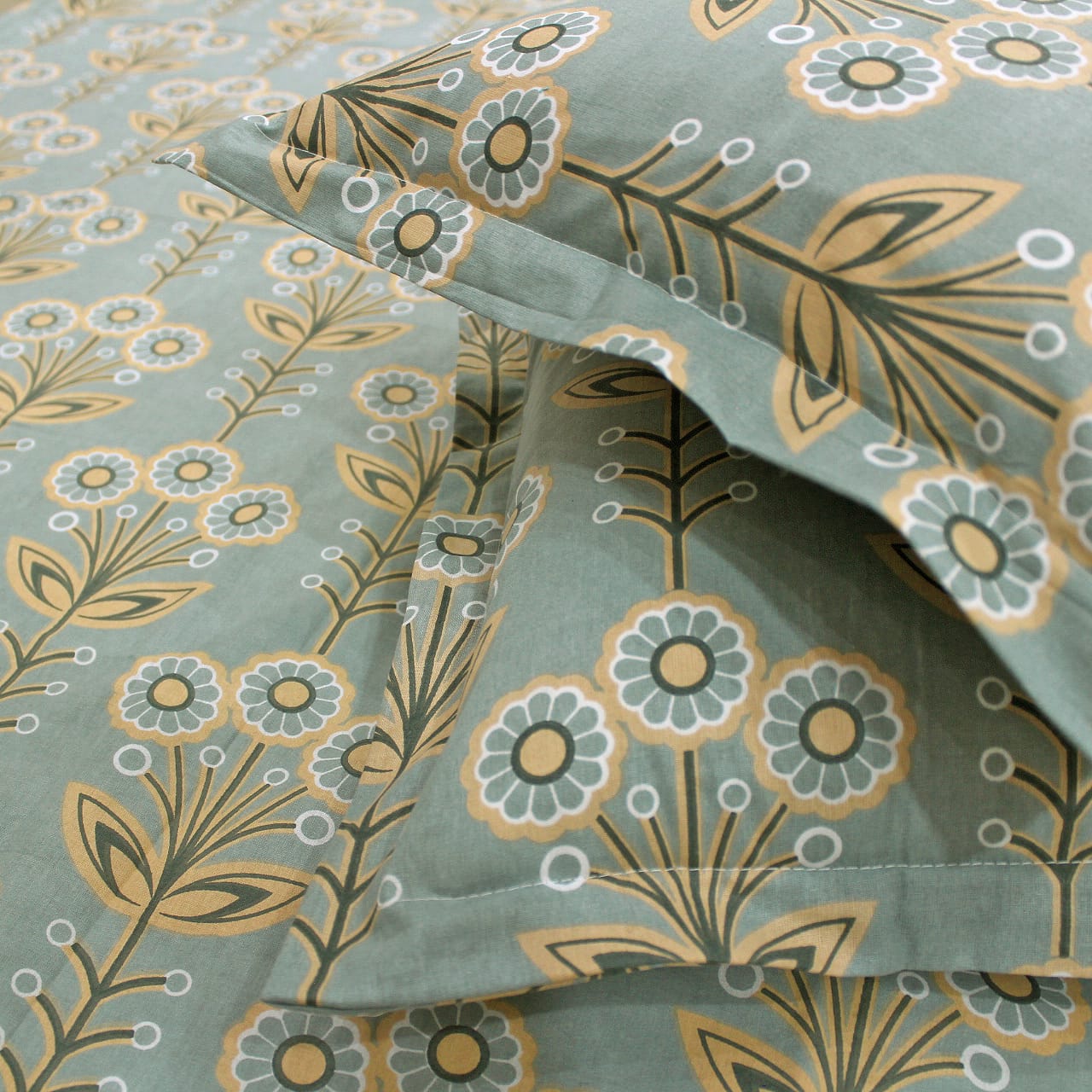 Close up view Printed Floral Cotton 144 TC Fitted Bedsheet with Pillow Covers - Green