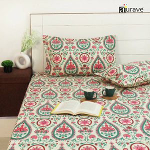 Elastic Fitted Bedsheet with patterned bedding and pillows, featuring the brand 'aurave'.