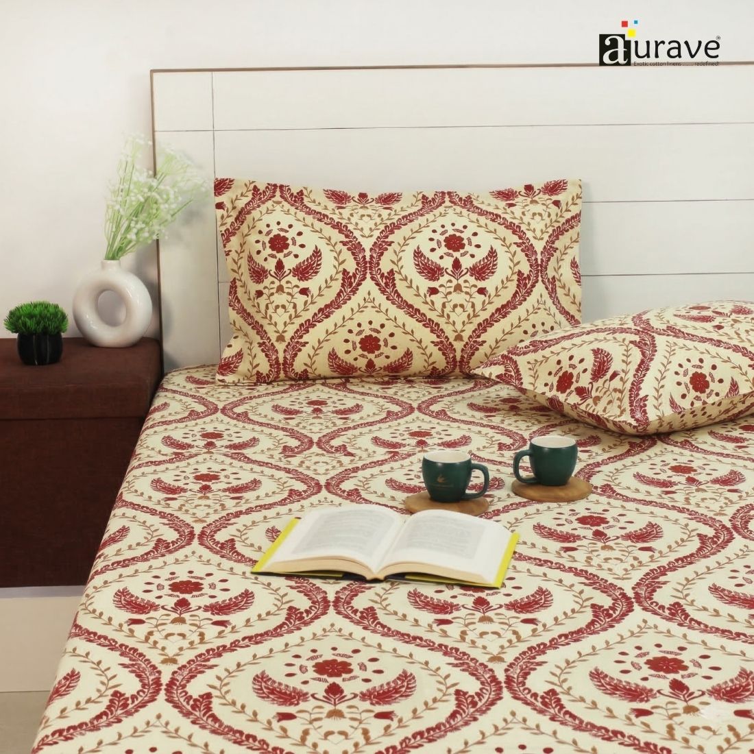 Elastic Fitted Bedsheet with patterned bedding, pillows