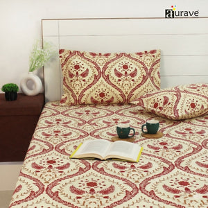 Elastic Fitted Bedsheet with patterned bedding, pillows