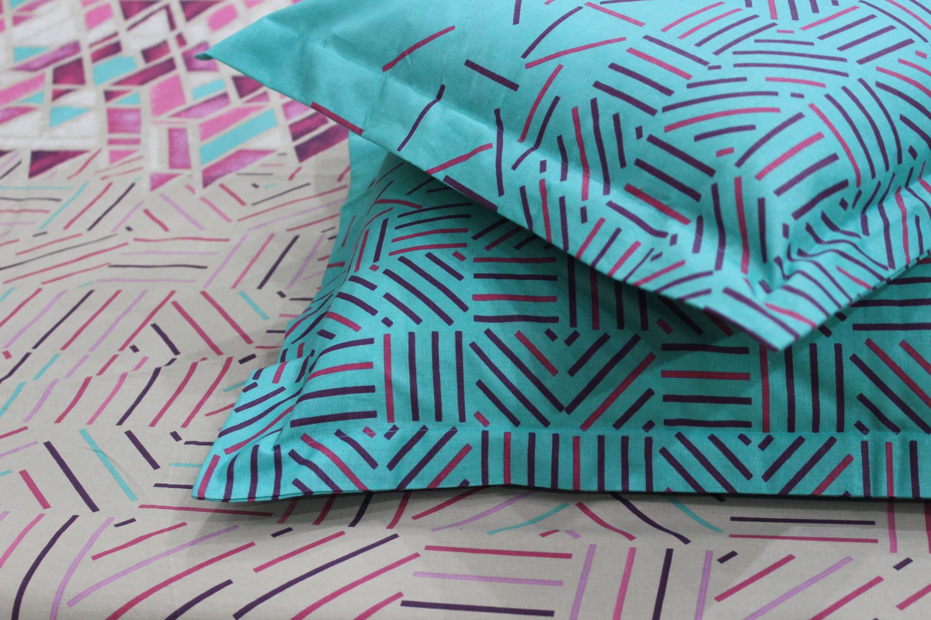Printed Geometrical Cotton 250 TC Fitted Bedsheet - Magenta