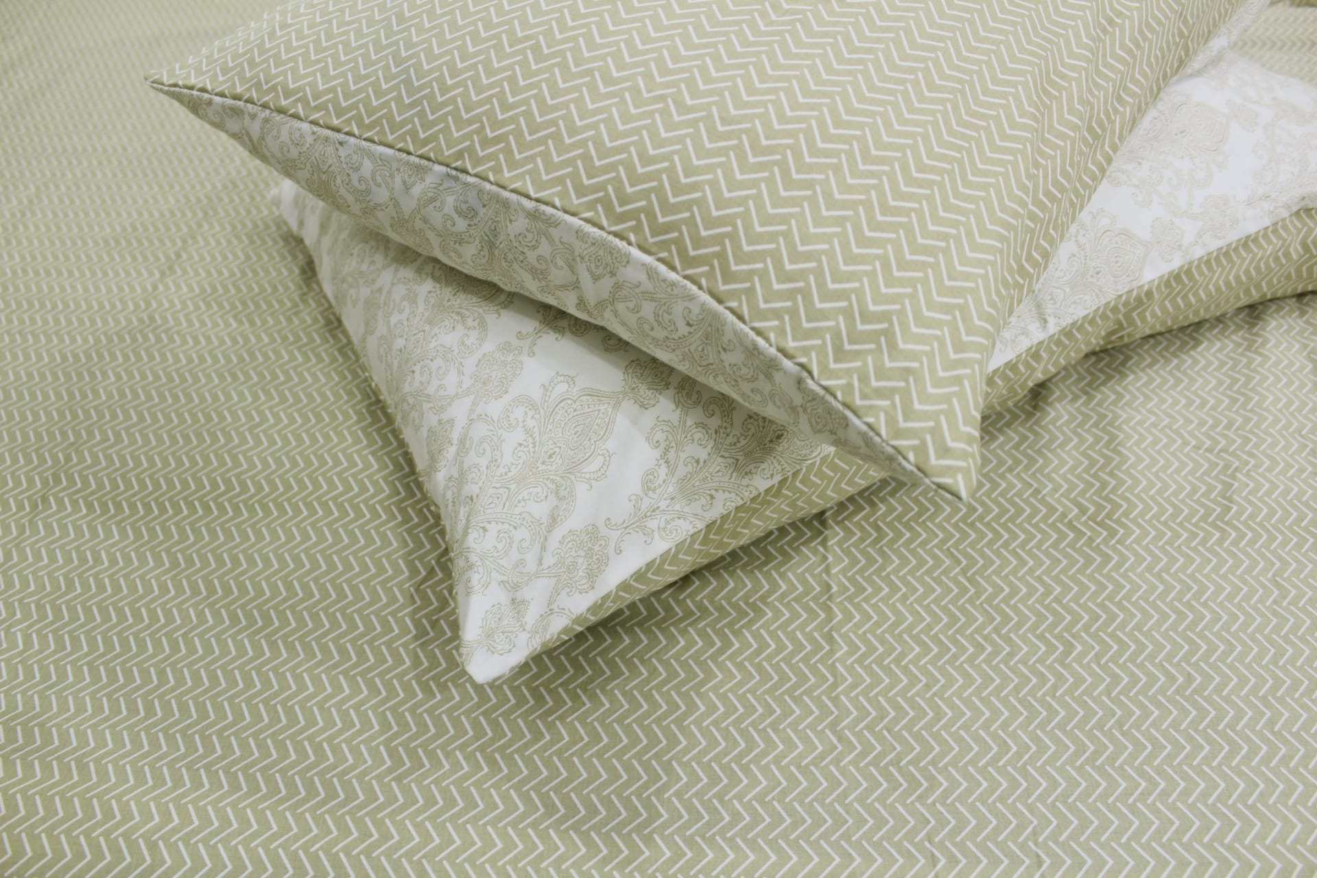 Soft Cotton Printed 250 TC Geometrical Fitted Bedsheet In Beige At Best Prices