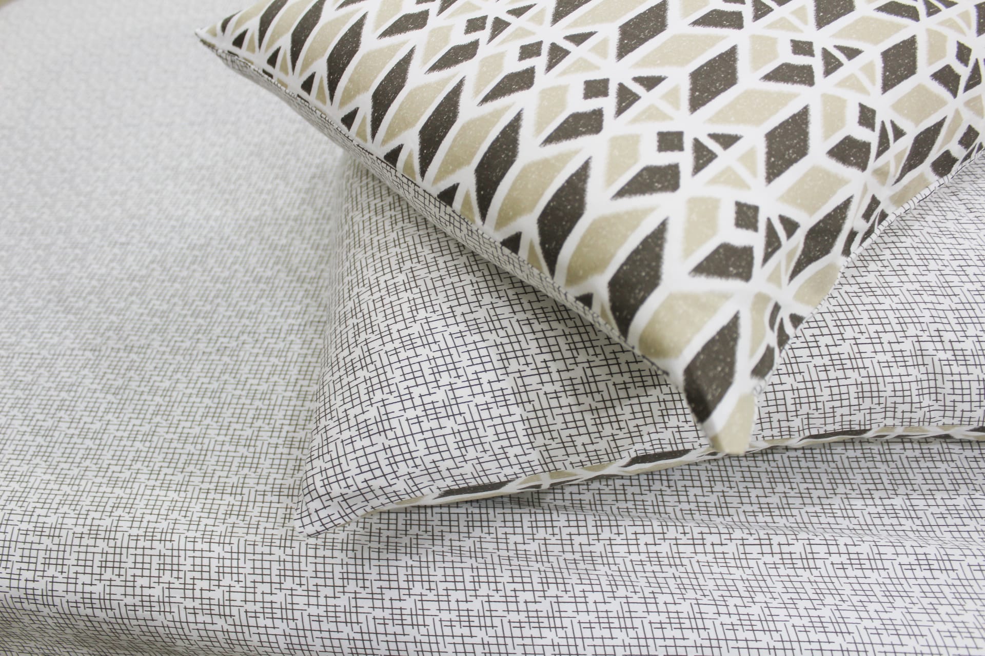 Soft Cotton Printed 300 TC Geometrical Satin Fitted Bedsheet In Brown At Best Prices
