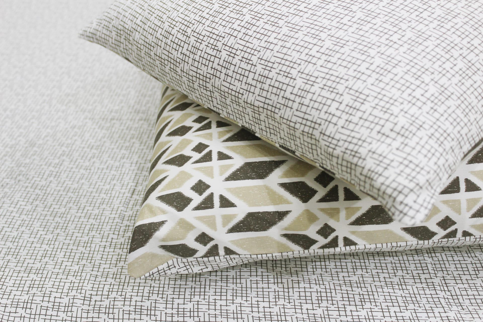 Soft Cotton Printed 300 TC Geometrical Satin Fitted Bedsheet In Brown At Best Prices
