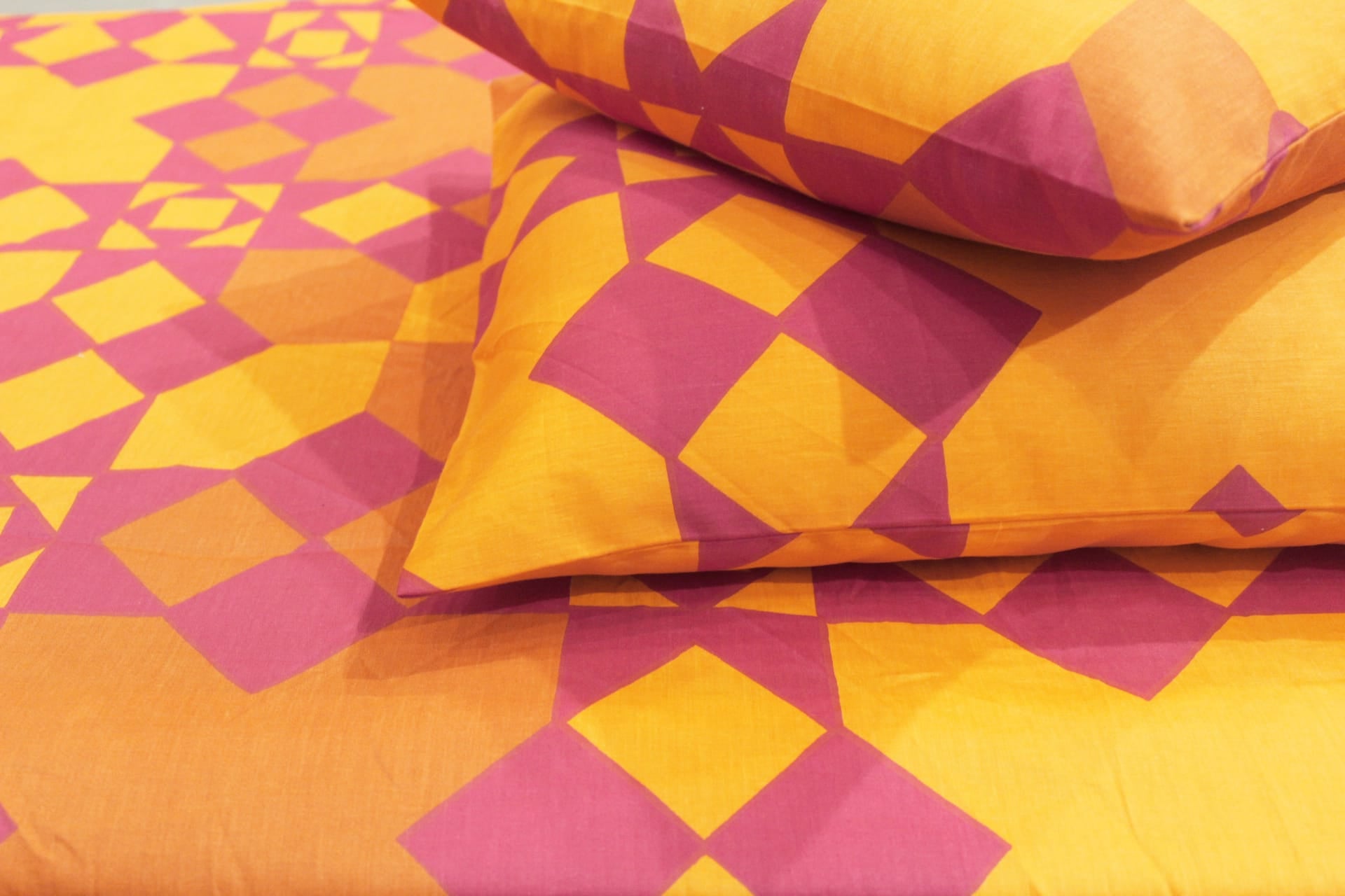 Soft Cotton Geometrical print 250 TC Fitted Bedsheet In Mustard At Best Prices