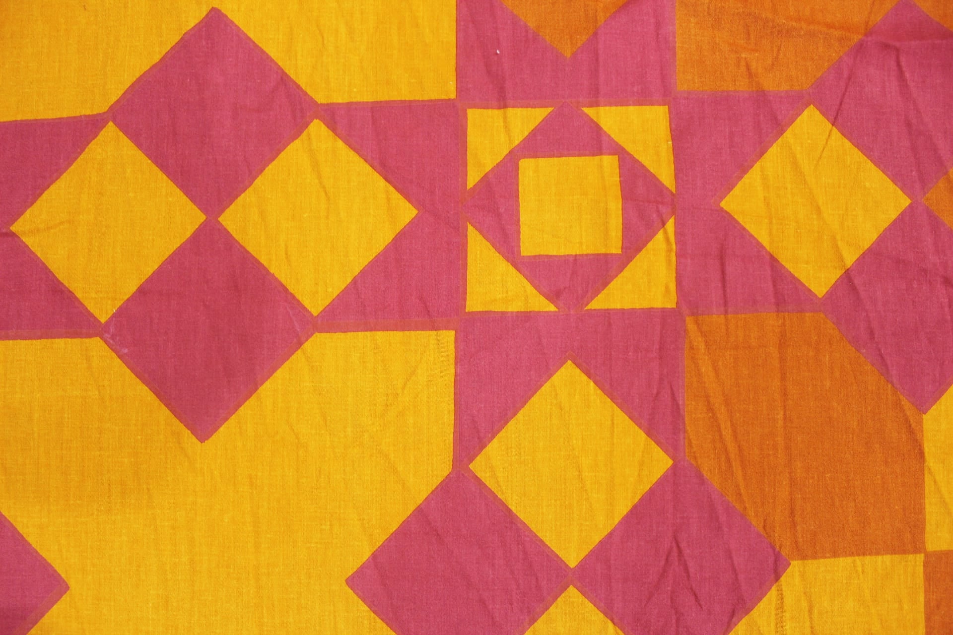 Soft Cotton Geometrical print 250 TC Fitted Bedsheet In Mustard At Best Prices