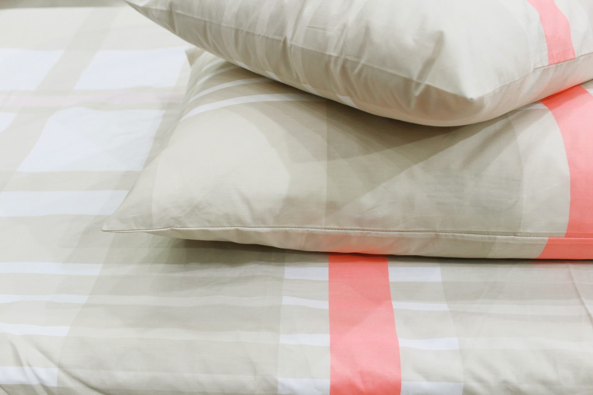 Soft Cotton Check Print 250 TC Fitted Bedsheet In Peach At Best Prices