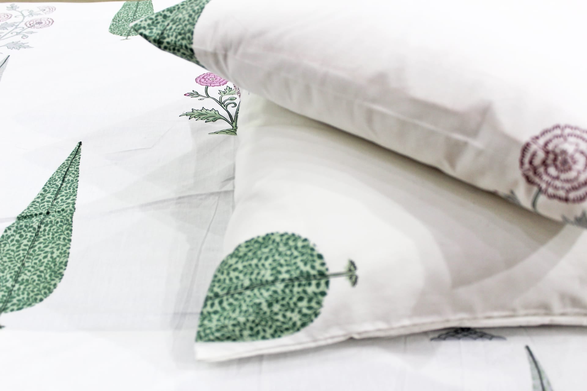 Soft cotton Floral print 250 TC fitted bedsheet in Magenta At Best Prices