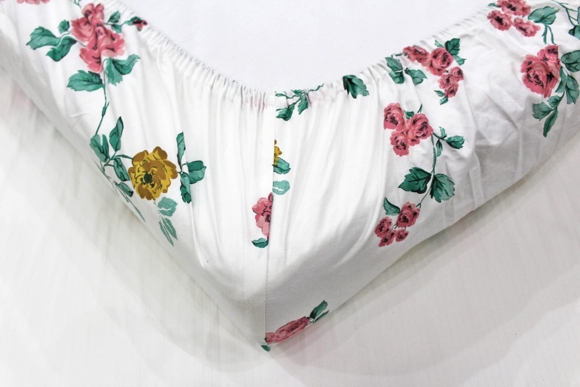Soft Cotton Floral print 250 TC fitted bedsheet in Rust At Best Prices