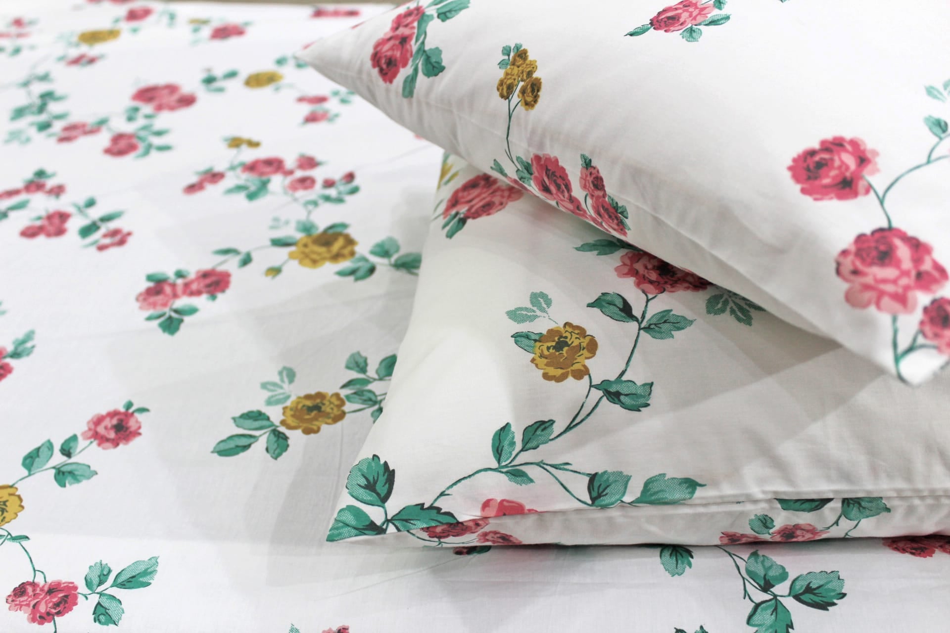 Soft Cotton Floral print 250 TC fitted bedsheet in Rust At Best Prices