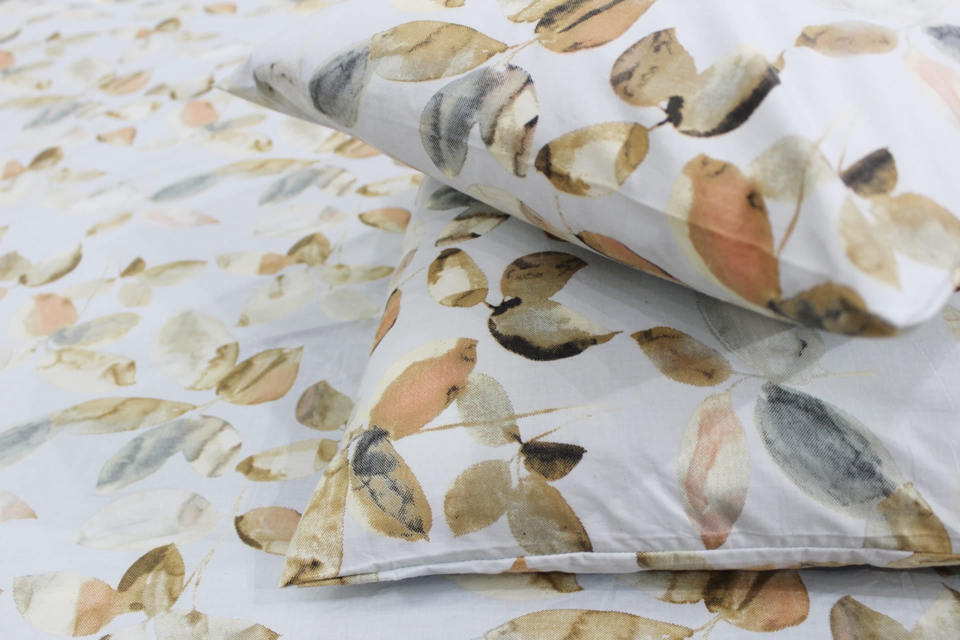 Soft Cotton Floral print 250 TC fitted bedsheet in Brown At Best Prices