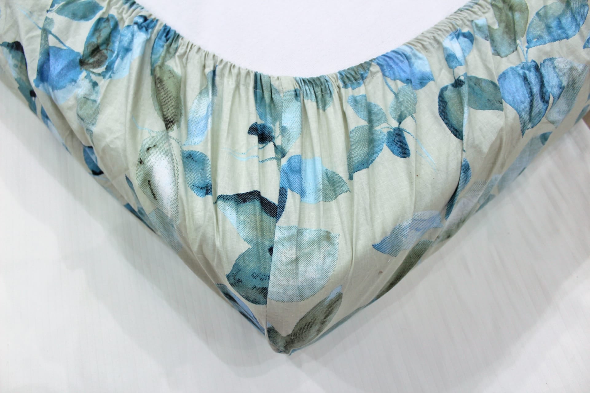 Soft Cotton Floral print 250 TC fitted bedsheet in Blue At Best Prices