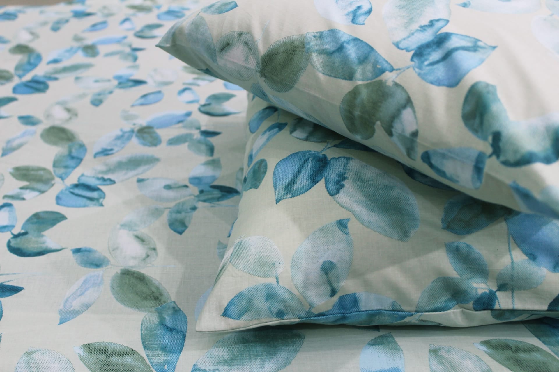 Soft Cotton Floral print 250 TC fitted bedsheet in Blue At Best Prices