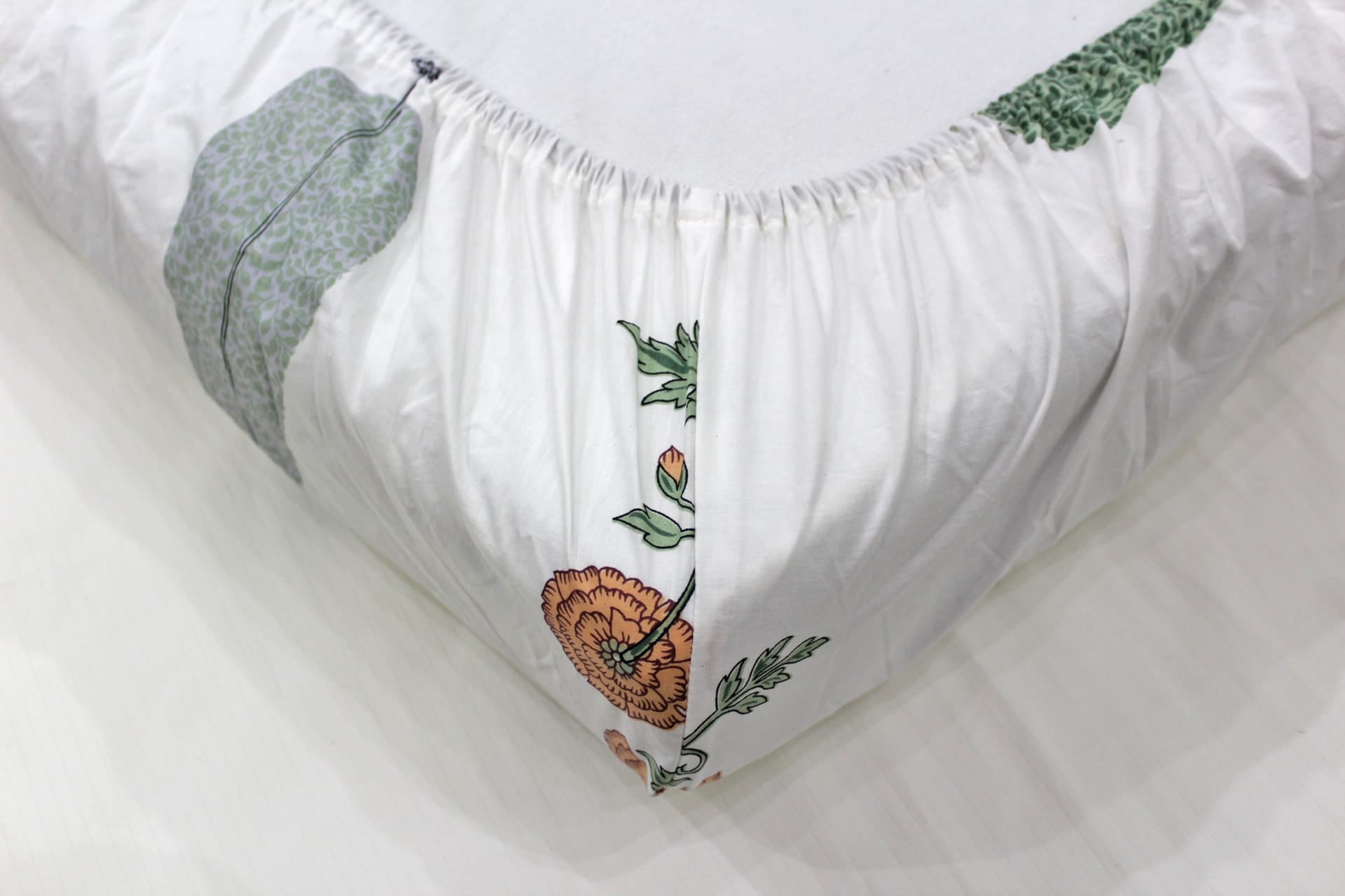 Soft Cotton Floral print 250 TC fitted bedsheet in Orange At Best Prices