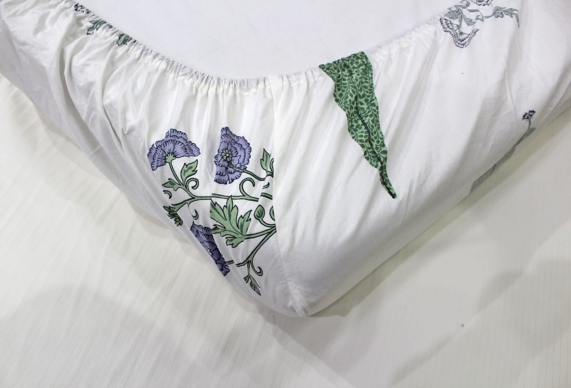 Soft cotton Floral print 250 TC fitted bedsheet in Purple At Online