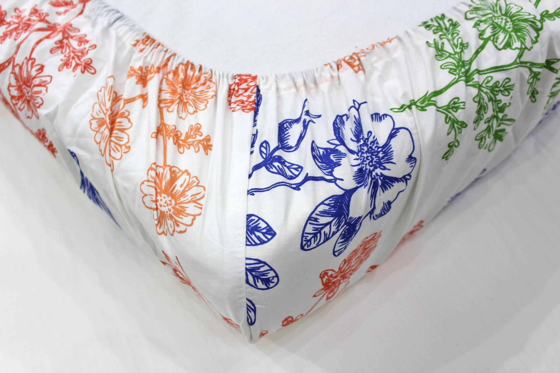 Soft Cotton Floral print 250 TC fitted bedsheet in Blue At Best Prices