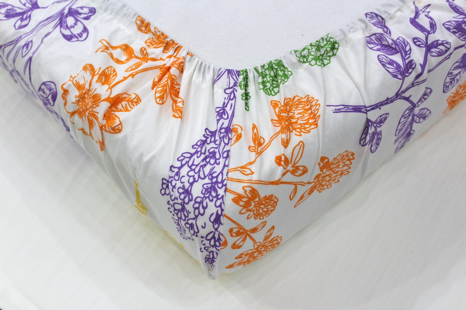 Soft cotton Floral print 250 TC fitted bedsheet in Purple At Best Prices