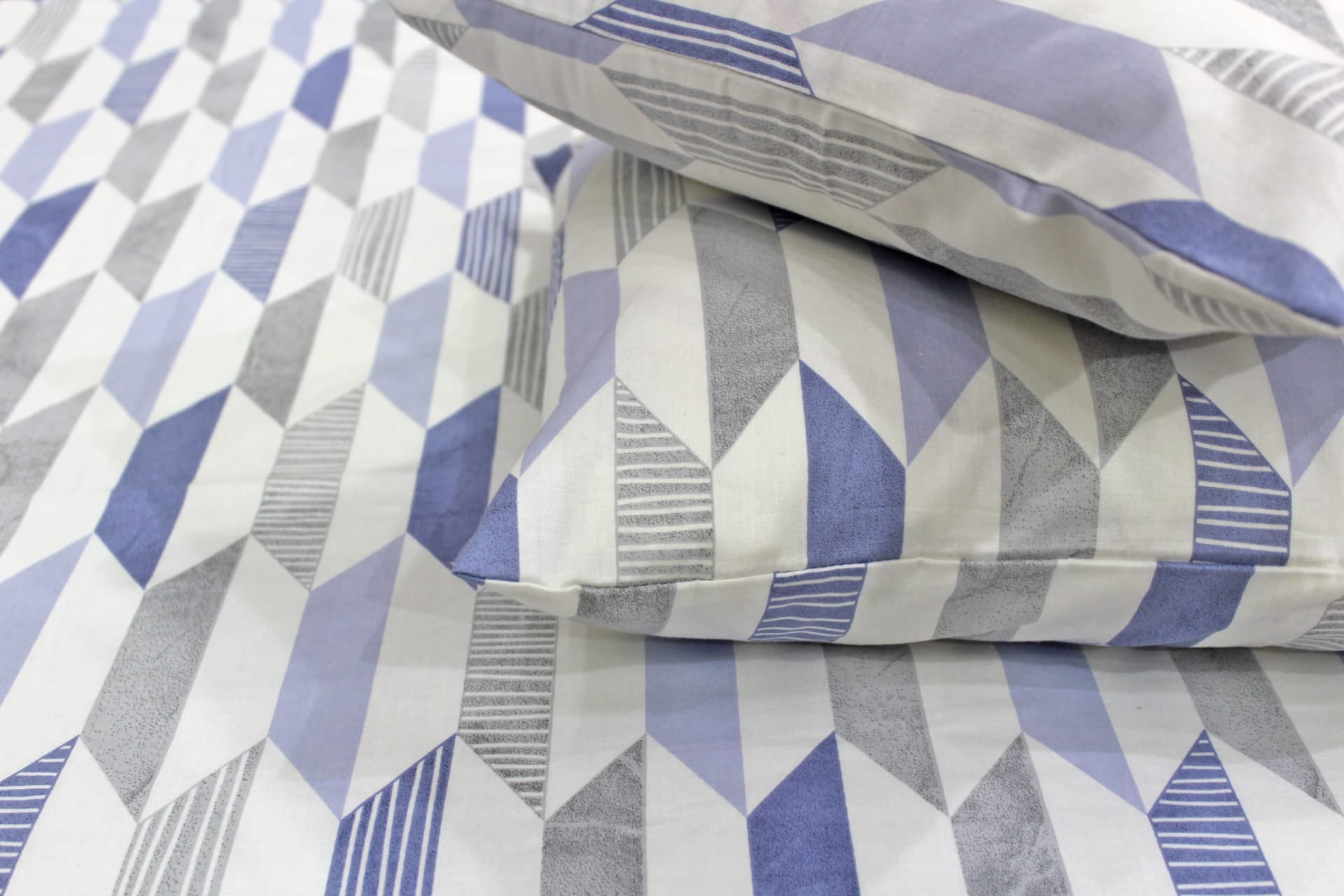 Printed Geometrical Cotton 250 TC Fitted Bedsheet - Blue