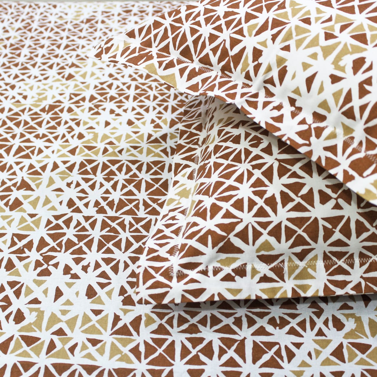 Soft Cotton Geometrical Print 144 TC Fitted Bedsheet In Brown At Best Prices 