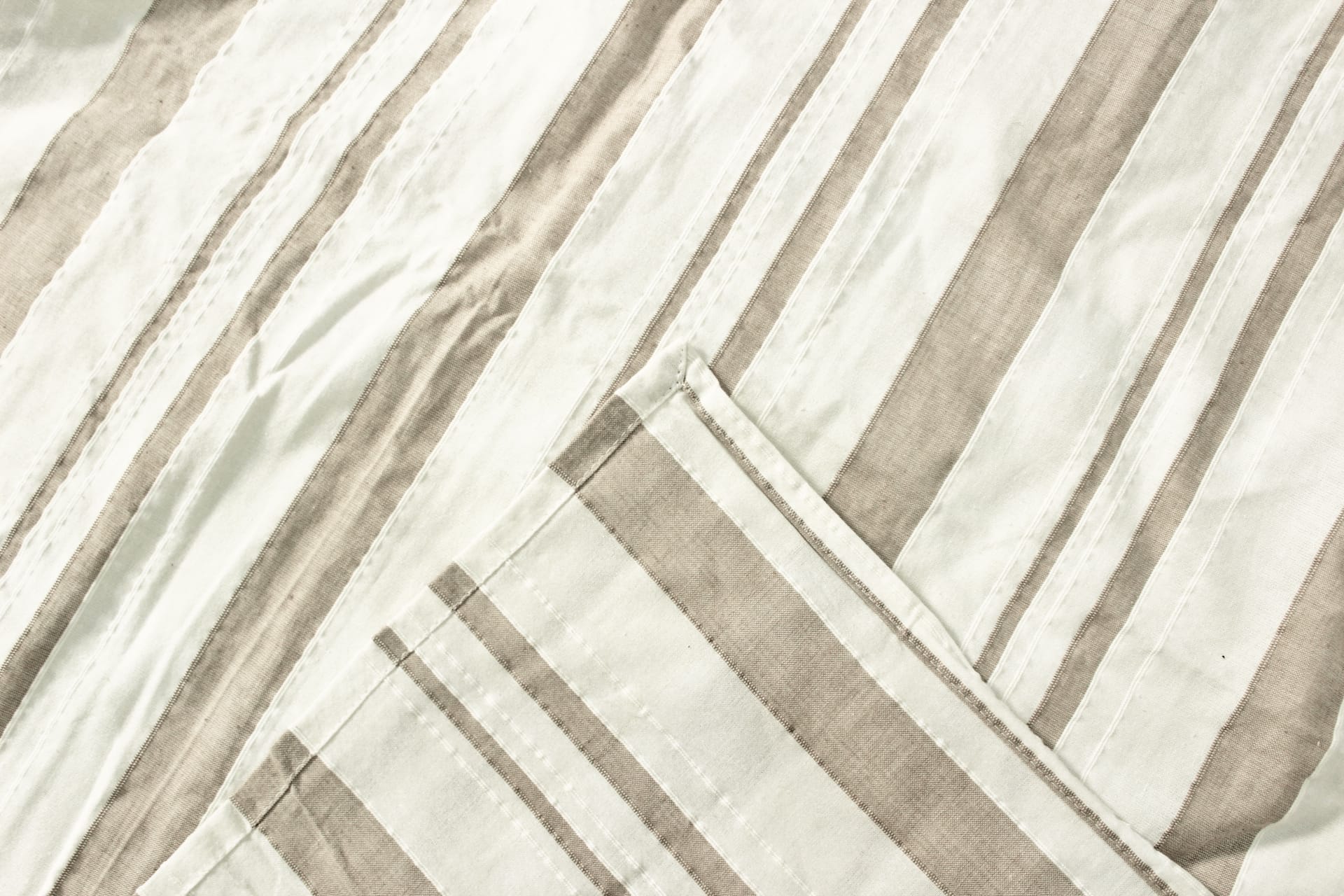 Elegant Alpha Woven 100% Cotton Handloom Bed Cover online in India